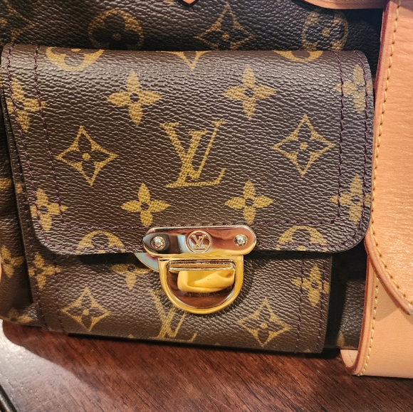 Authentic Louis Vuitton Manhattan GM - Picture 7 of 9